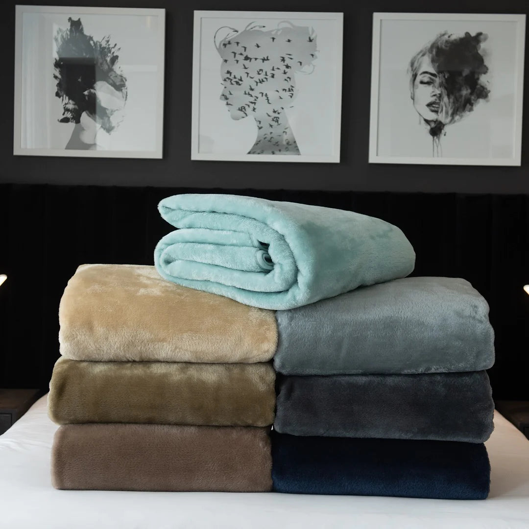 Belfiore Hotel - Plain Eggshell Blankets / Aranda