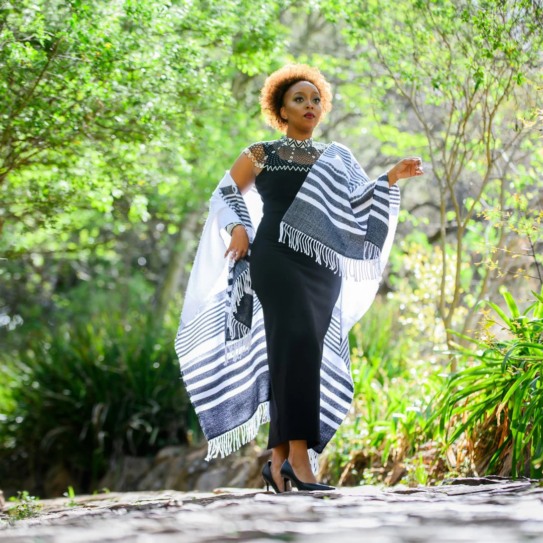 High Bulk Jacquard Wrap – Xhosa | Black/Briiant White