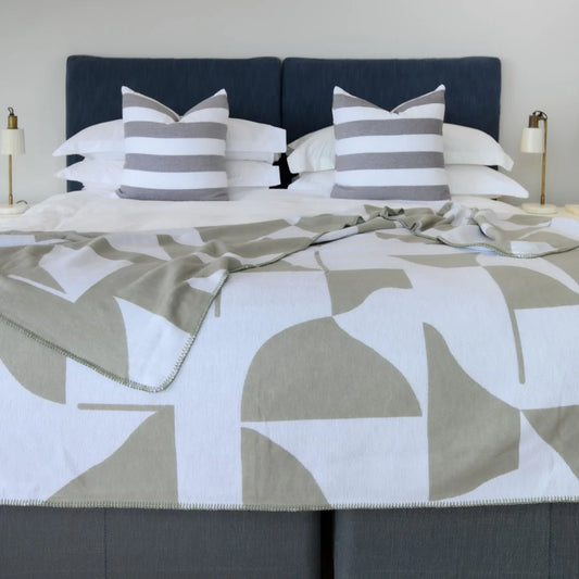 “Amanda Cotton Shapes Olive White throw blanket 200x230 cm brushed-cotton jacquard”

“Olive and white cotton acrylic jacquard throw – Amanda Shapes double size”