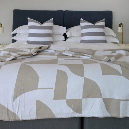 Amanda Cotton Shapes Cobblestone White throw blanket – double size 200x230cm in brushed cotton jacquard

Luxury cotton acrylic throw in cobblestone white pattern from Haven & Earth