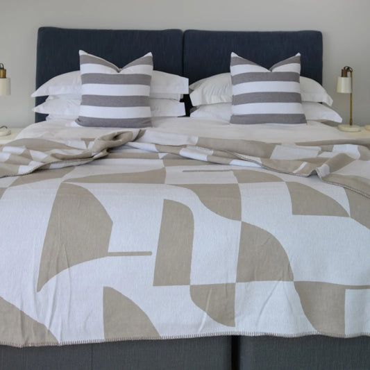 Amanda Cotton Shapes Cobblestone White throw blanket – double size 200x230cm in brushed cotton jacquard

Luxury cotton acrylic throw in cobblestone white pattern from Haven & Earth