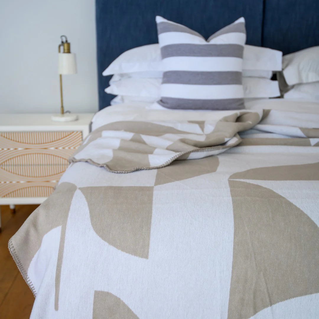 Jacquard weave close-up of Amanda Cotton Shapes throw in cobblestone white

Soft brushed cotton acrylic fabric texture of Cobblestone White Amanda Shapes blanket