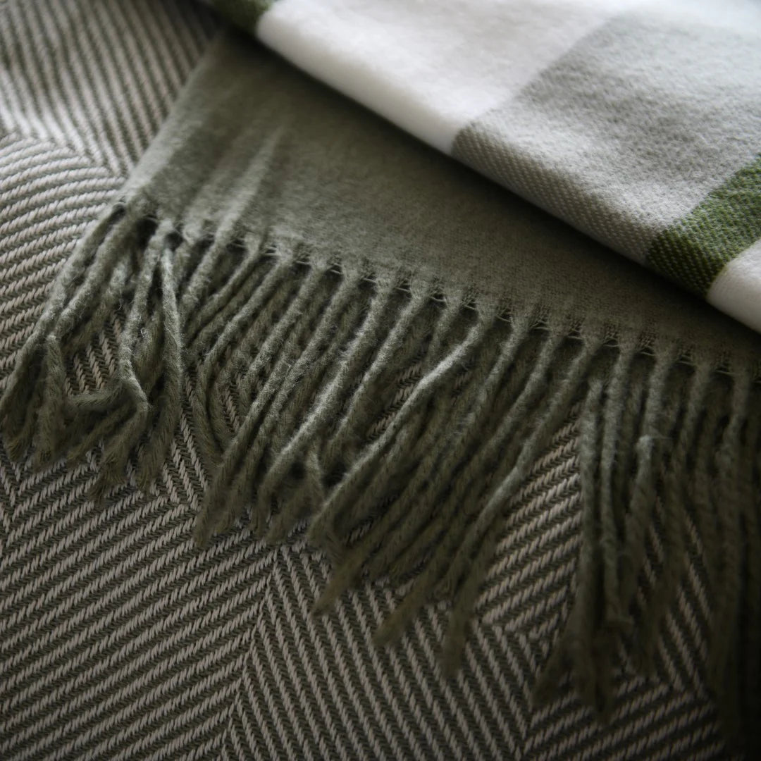 Haven & Earth Melody Underline throw in Black/Iron – bold striped, lightweight acrylic, 150 × 200 cm.