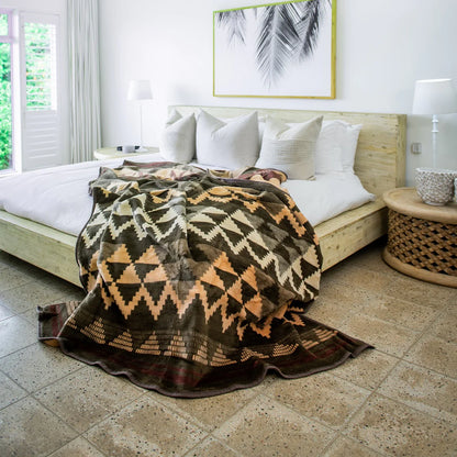 Earthy and elegant, the Zulu Basket Throw in Coffee/Clay pays tribute to Zulu weaving artistry. A textured, culturally rich piece from the My Africa Collection.