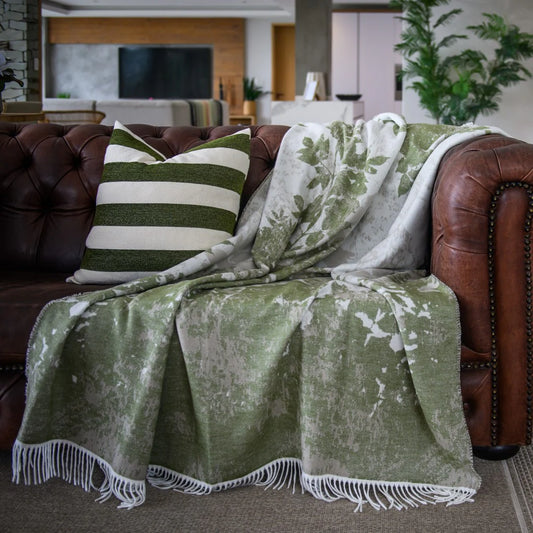 Bella Vita Dappled Leaves jacquard throw in hunter green and cobblestone grey, 150 × 200 cm, super-soft acrylic