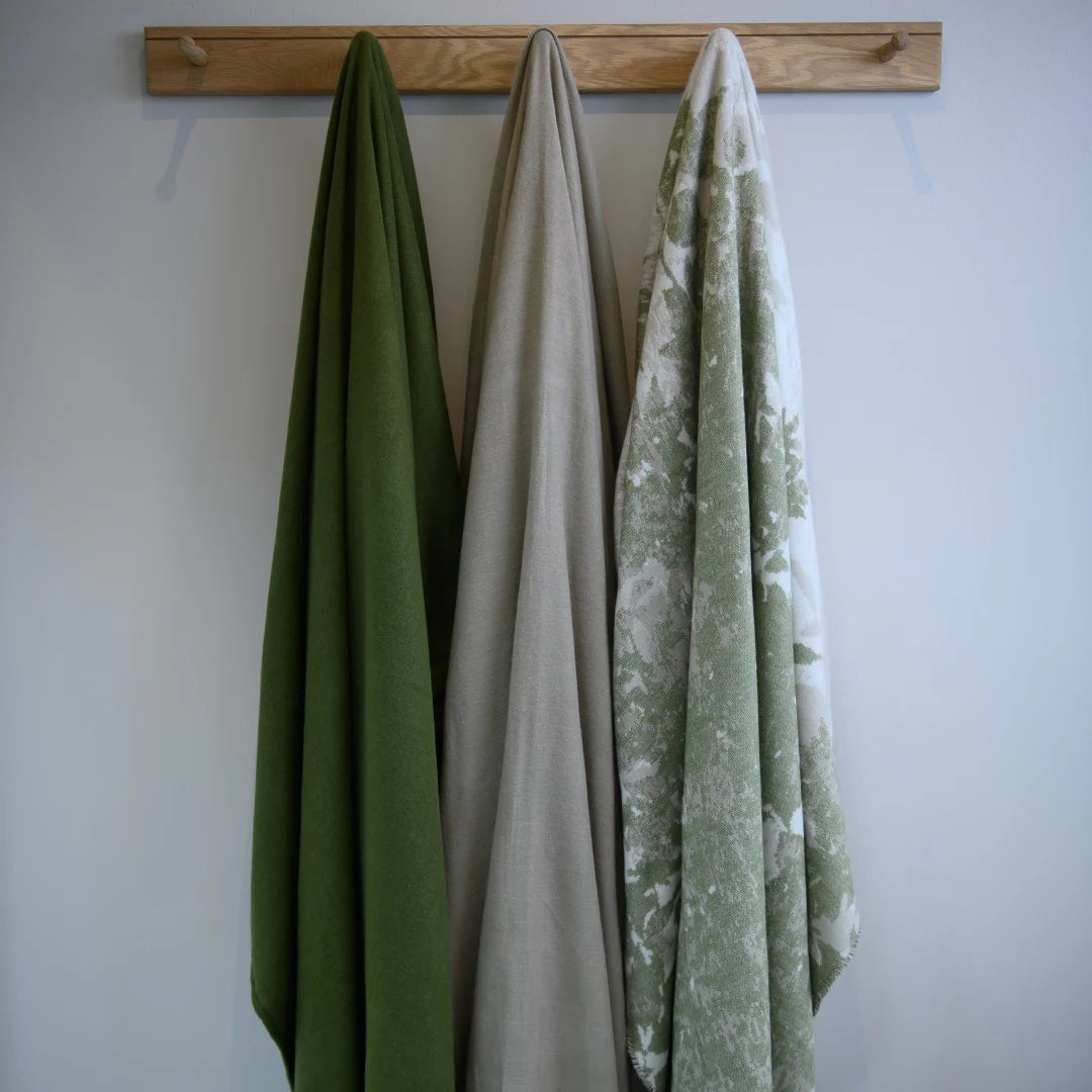 Bella Vita – Dappled Leaves | Hunter/Cobblestone